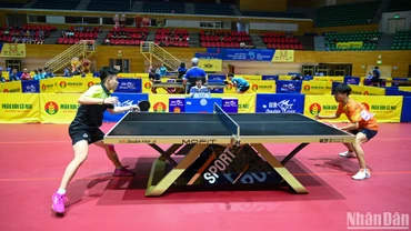 Trận đấu nội dung đồng đội nam giữa Công an nhân dân T&T 1 và Bà Rịa-Vũng Tàu. (Ảnh: DUY LINH)
