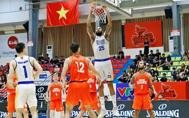Trong trận đấu tối 24/6, Amir Williams gần như không có đối thủ ở khu vực cận rổ. 