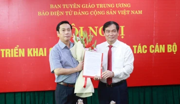 Phó Trưởng Ban Tuyên giáo Trung ương Phan Xuân Thủy trao Quyết định và tặng hoa chúc mừng đồng chí Nguyễn Công Dũng.