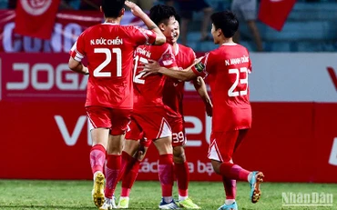 Các đồng đội ăn mừng cùng người kiến tạo bàn thắng Hoàng Đức. (Ảnh: TRẦN HẢI)