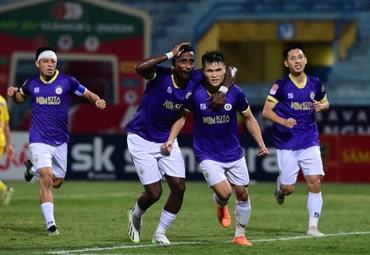 [Ảnh] Tuấn Hải tỏa sáng, Hà Nội thắng 2-0 Sông Lam Nghệ An