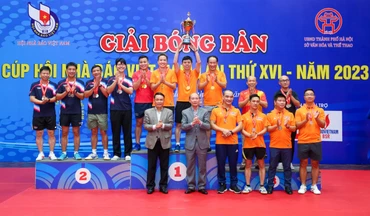 Đại diện Ban Tổ chức trao giải Đồng đội nam cho các vận động viên. (Ảnh: BTC)