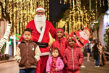 [Ảnh] Không khí Noel rộn ràng khắp đường phố Hà Nội