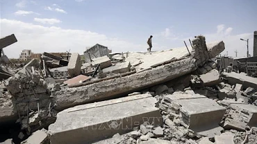 Cảnh đổ nát sau cuộc không kích tại Sanaa, Yemen, ngày 27/4/2025. (Ảnh: THX/TTXVN)