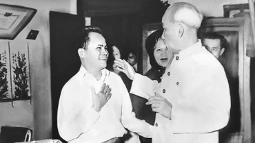 Bức ảnh ghi lại khoảnh khắc Chủ tịch Hồ Chí Minh đến thăm gia đình cụ Phạm Văn Công (bên trái), đêm giao thừa Tết Nguyên đán Quý Mão 1963.