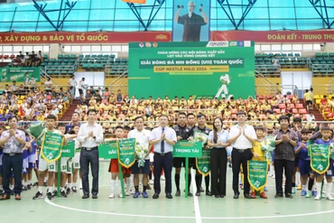 Ban Tổ chức giải và lãnh đạo các Sở, ngành tỉnh trao cờ lưu niệm cho các đội dự giải.