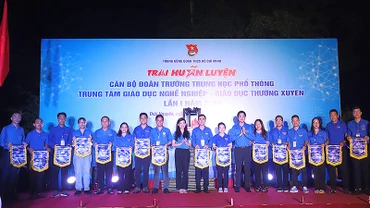 Ban tổ chức trao cờ lưu niệm tặng các trại sinh tham gia Trại huấn luyện.