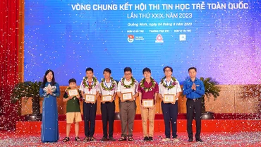 Bí thư Trung ương Đoàn, Chủ tịch Hội Sinh viên Việt Nam Nguyễn Minh Triết (ngoài cùng bên phải) trao Huy hiệu "Tuổi trẻ sáng tạo" tặng 6 thí sinh giành giải Nhất Hội thi Tin học trẻ toàn quốc lần thứ 29, năm 2023.
