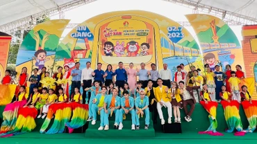 Đại diện ban tổ chức, các đại sứ chương trình và thiếu nhi tại Ngày hội. 