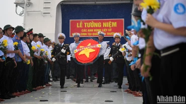 Các đại biểu thành kính, nghiêm trang dự lễ tưởng niệm các anh hùng liệt sĩ hy sinh tại quần đảo Trường Sa.