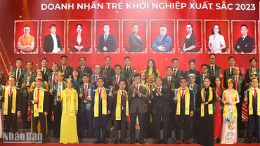 Các đồng chí Trần Tuấn Anh, Bùi Quang Huy (thứ 5 và 6 từ phải sang, hàng đầu) trao danh hiệu tặng các Doanh nhân trẻ khởi nghiệp xuất sắc năm 2023. 