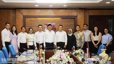 Đại diện lãnh đạo Ủy ban quốc gia về thanh niên Việt Nam và Hội đồng Thanh niên quốc gia Singapore tại buổi tiếp.