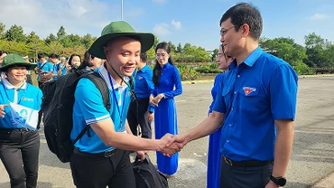 Đồng chí Bùi Quang Huy tiễn đoàn hành trình tại cảng Cát Lái (Thành phố Hồ Chí Minh).