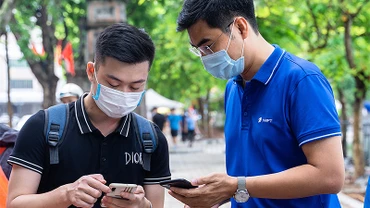 Đoàn viên VNPT hỗ trợ người dân cài đặt ứng dụng chuyển đổi số.