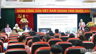 Các đại biểu chia sẻ nghiên cứu tại Hội thảo.