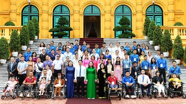 Phó Chủ tịch nước Võ Thị Ánh Xuân cùng đại diện các bộ, ngành và đại biểu chương trình "Tỏa sáng nghị lực Việt" năm 2022.
