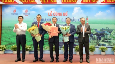 Lãnh đạo PVN tặng hoa và trao quyết định thành lập Chi nhánh Phát điện dầu khí.