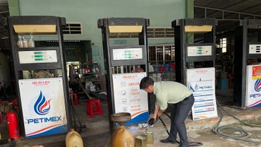 Lực lượng chức năng tỉnh Cà Mau kiểm tra và lấy mẫu xăng dầu tại doanh nghiệp M.T. 