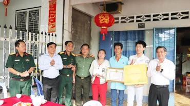 Đoàn lãnh đạo tỉnh hậu Giang đến thăm, tặng quà gia đình ông Trần Anh Phi ở khu vực 5, phường 4, thành phố Vị Thanh.