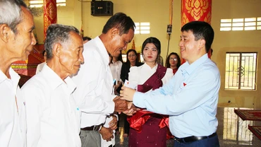 Đồng chí Y Thanh Hà Niê Kđăm tặng quà cho người có uy tín trong đồng bào dân tộc thiểu số.
