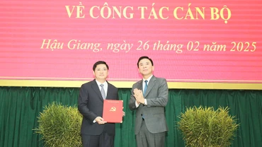 Ủy viên Trung ương Đảng, Phó Trưởng Ban Tổ chức Trung ương Đỗ Trọng Hưng trao Quyết định cho đồng chí Nguyễn Tuấn Anh.