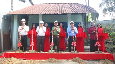 Nghi thức khởi công tại nhà bà Trần Thị Làng, khu vực 5, phường 4, thành phố Vị Thanh.