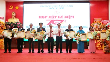 Lãnh đạo tỉnh Hậu Giang trao tặng danh hiệu Thầy thuốc ưu tú cho các cá nhân.