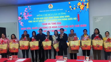 Tổng thư ký Quốc hội Bùi Văn Cường trao quà Tết tặng công nhân lao động Hải Dương.