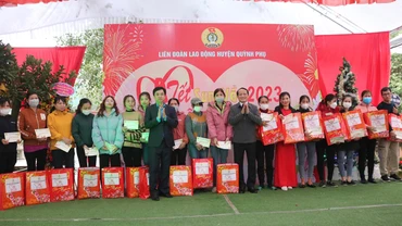 Liên đoàn Lao động huyện Quỳnh Phụ (tỉnh Thái Bình) trao 381 suất quà cho đoàn viên, người lao động với tổng số tiền hơn 429 triệu đồng.