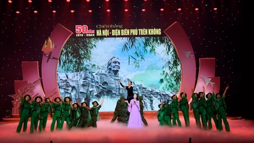 Chương trình gồm nhiều tiết mục nghệ thuật được dàn dựng công phu.