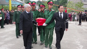 Đồng chí Đỗ Văn Chiến, Chủ tịch Ủy ban Trung ương Mặt trận Tổ quốc Việt Nam (trái) cùng đồng chí Nguyễn Phi Long, Bí thư Tỉnh ủy Hòa Bình (phải) tại Lễ truy điệu và an táng.