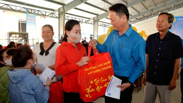 Chủ tịch Liên đoàn Lao động tỉnh Bình Thuận Nguyễn Xuân Phối trao quà Tết cho công nhân lao động có hoàn cảnh khó khăn trong Khu Công nghiệp Hàm Kiệm 2, huyện Hàm Thuận Nam .