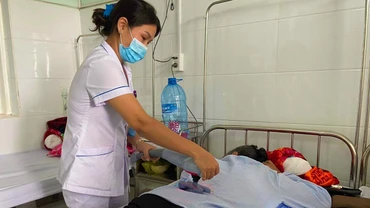Điều trị cho người bệnh tại Bệnh viện y dược học cổ truyền Quảng Bình.