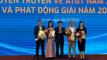 Bộ trưởng Giao thông vận tải Nguyễn Văn Thắng trao giải Nhất cho các tác giả đoạt giải.