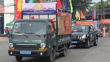 Đoàn xe cổ động hưởng ứng Tháng hành động Quốc gia phòng, chống HIV/AIDS năm 2022 và Ngày Thế giới phòng, chống AIDS.