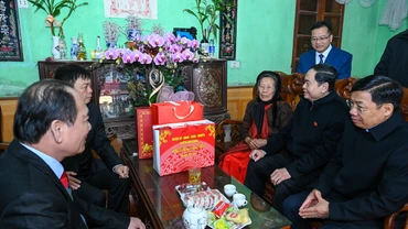 Phó Chủ tịch Thường trực Quốc hội Trần Thanh Mẫn và đoàn công tác thăm, chúc Tết Mẹ Việt Nam Anh hùng Đồng Thị Tuyên tại xã Đào Mỹ, huyện Lạng Giang.