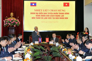 Đồng chí Khamphan Pheuyavong và đoàn đại biểu cấp cao Ban Tuyên huấn Trung ương Đảng Nhân dân Cách mạng Lào thăm và làm việc tại Báo Nhân Dân.