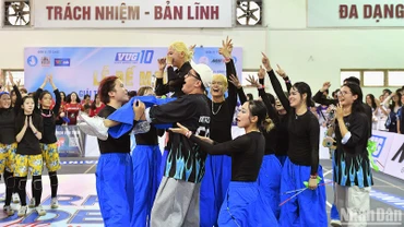 Khoảnh khắc đội tuyển nhảy đối kháng Trường Đại học Hà Nội lên ngôi vô địch.