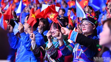 Các nữ đại biểu người dân tộc thiểu số trong trang phục truyền thống tại Đại hội.