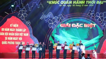 Các đồng chí đại diện Ban tổ chức trao giải Đặc biệt tặng các tác giả xuất sắc. 