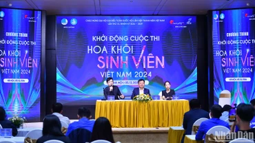 Đại diện Ban tổ chức cung cấp thông tin về Cuộc thi. 