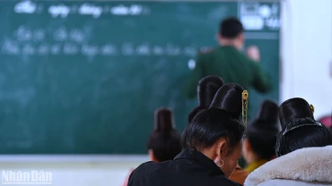 Bà con dân tộc Thái ở xã Nậm Lạnh (huyện Sốp Cộp, tỉnh Sơn La) tham gia lớp học của thầy giáo quân hàm xanh Lò Văn Thoại.