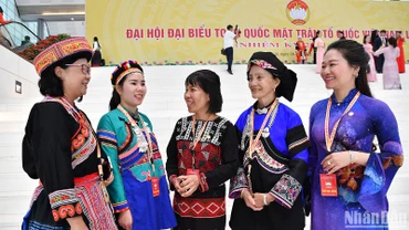 Đại biểu các dân tộc sôi nổi thảo luận bên lề Đại hội.