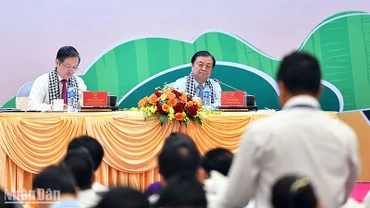 Đại biểu nông dân chia sẻ ý kiến với Chủ tịch Hội Nông dân Việt Nam và Bộ trưởng Nông nghiệp và Phát triển nông thôn.