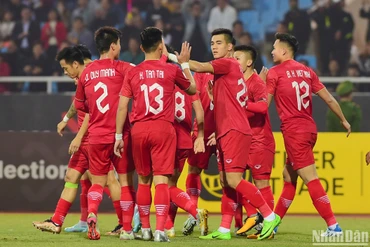 Các tuyển thủ ăn mừng cùng Tiến Linh nâng tỷ số lên 2-0. (Ảnh: TRẦN HẢI)
