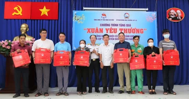 Đại diện Tân Cảng Sài Gòn và các lãnh đạo địa phương trao quà Tết cho người lao động có hoàn cảnh khó khăn. (Ảnh: Công Hoan)