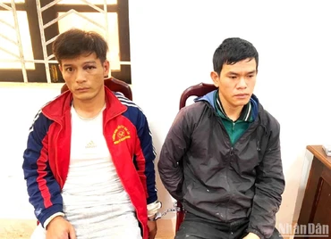 Hai đối tượng Ngô Quang Phúc và Đào Minh Thuận tại cơ quan Công an.