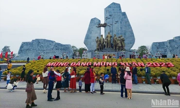 Ai cũng muốn ghi lại hình ảnh đẹp đầu năm để lưu niệm. (Ảnh: HƯƠNG GIANG)