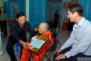 Đồng chí Nguyễn Khắc Định, Phó Chủ tịch Quốc hội tặng quà cho Mẹ Việt Nam Anh hùng Nguyễn Thị Sử, 101 tuổi ở phường Thanh Hải, thành phố Phan Thiết.