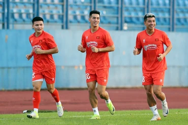 Tiến Linh cùng Quang Hải và Thanh Bình tập luyện hồi phục, tách riêng với các đồng đội. (Ảnh: VFF)